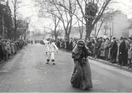 Historische Aufnahme vom Narrentag in Freiburg 1955