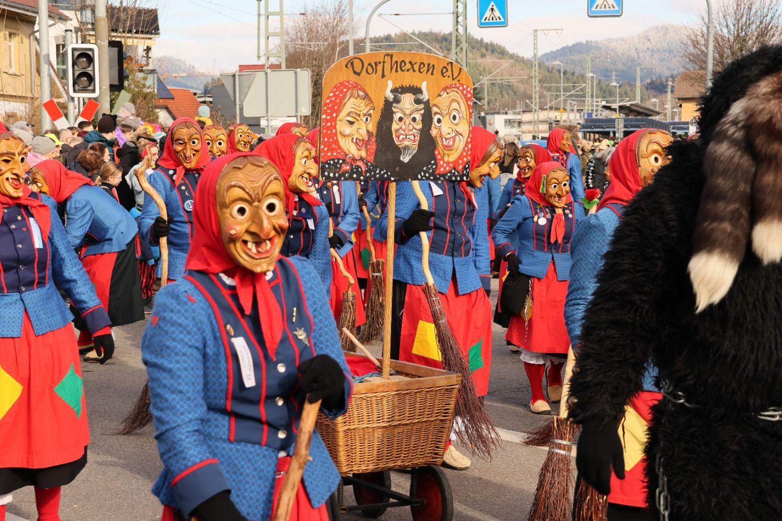 Umzug durch den Dorfkern von Kirchzarten