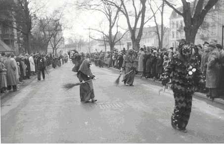 Historische Fotografie: Narrentag in Freiburg 1955
